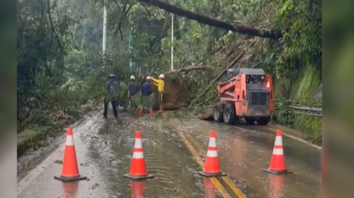 雲林古坑山區道路多處崩塌　巨石擋道出動機具搶通