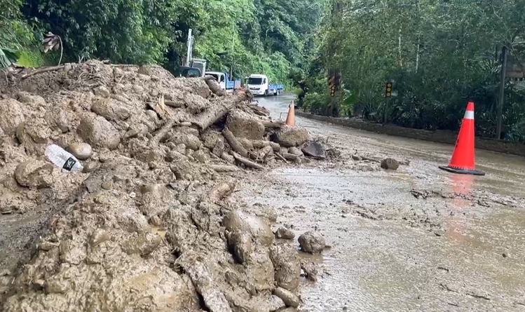 雲林古坑山區道路多處崩塌　巨石擋道出動機具搶通