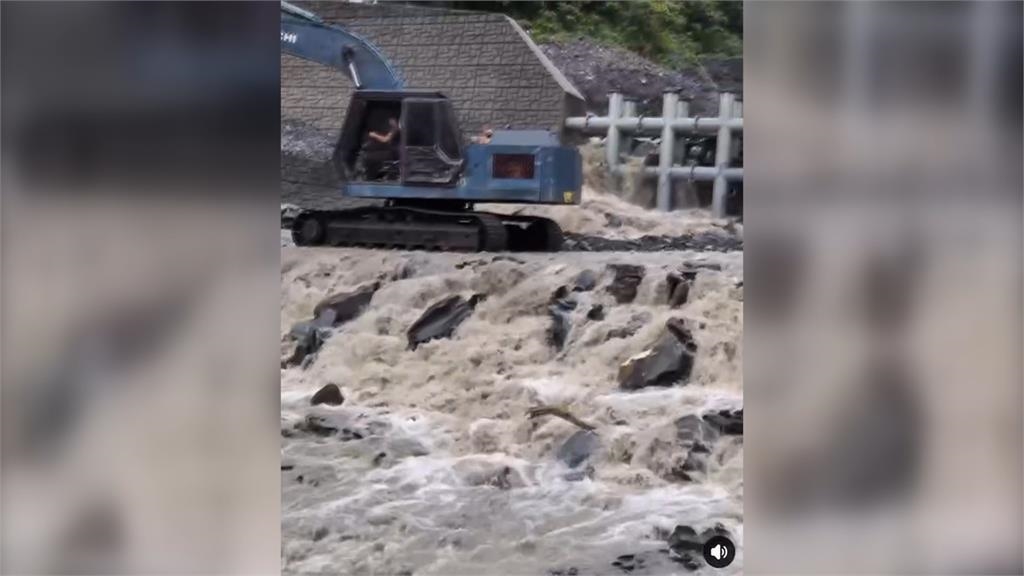 屏東霧台連日大雨! 道路坍方受阻翁病急需就醫 屏東霧台連日大雨! 道路坍方受阻翁病急需就醫
