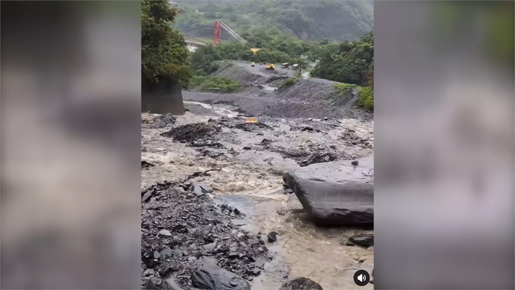 屏東霧台連日大雨! 道路坍方受阻翁病急需就醫