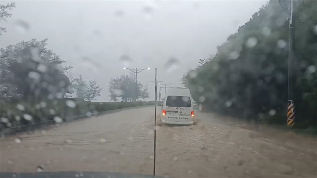 屏東霧台連日大雨! 道路坍方受阻翁病急需就醫