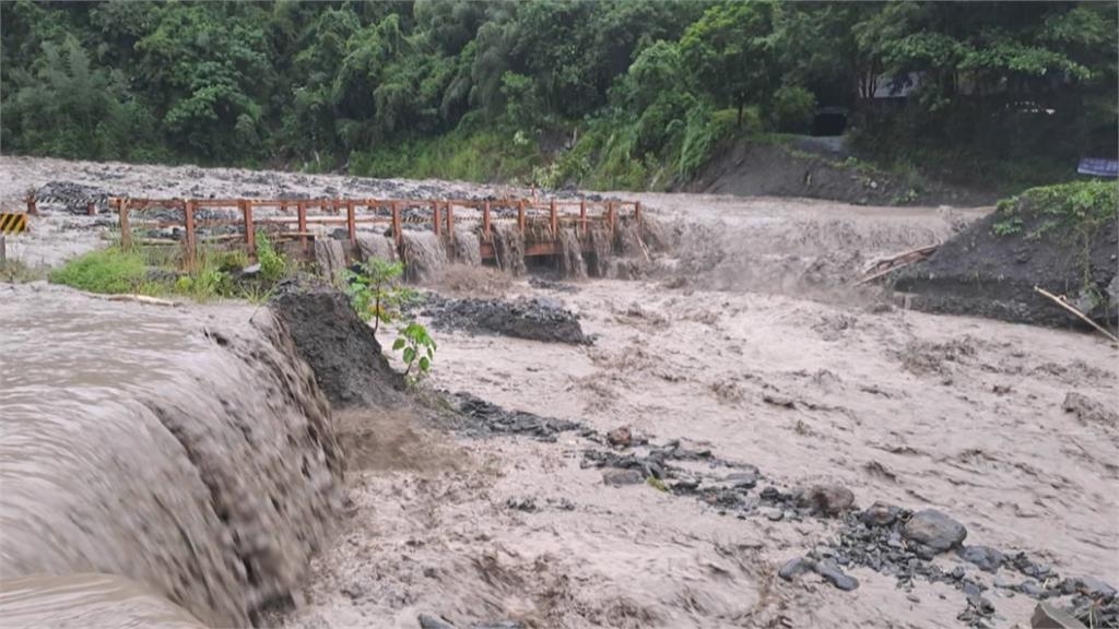 高雄山區泥水淹沒便橋 梅山口部落土石流沖入民宅 高雄山區泥水淹沒便橋 梅山口部落土石流沖入民宅