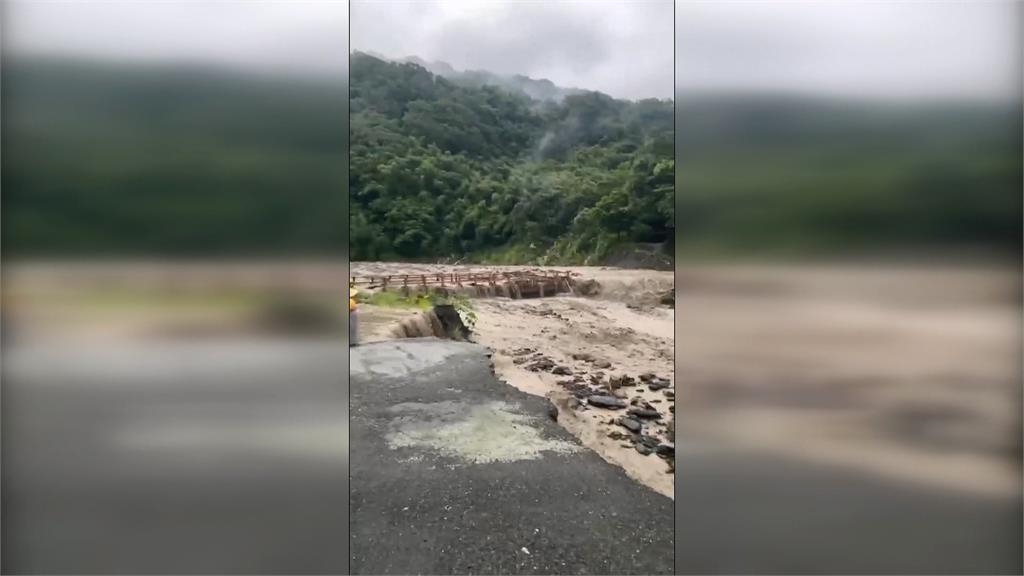 高雄山區泥水淹沒便橋 梅山口部落土石流沖入民宅