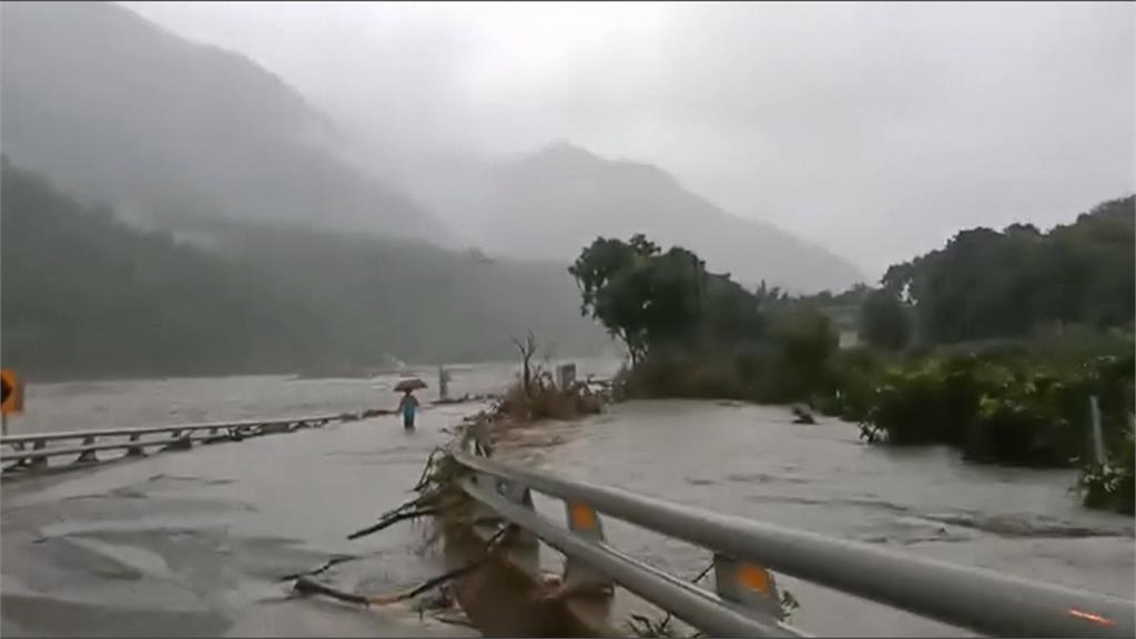 高雄山區泥水淹沒便橋 梅山口部落土石流沖入民宅