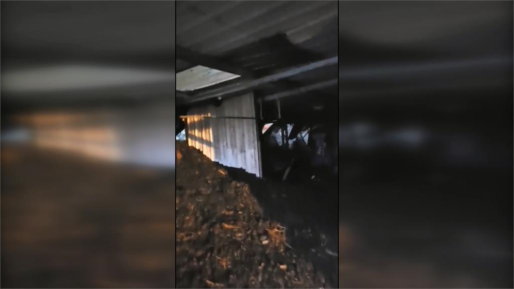 高雄山區泥水淹沒便橋 梅山口部落土石流沖入民宅