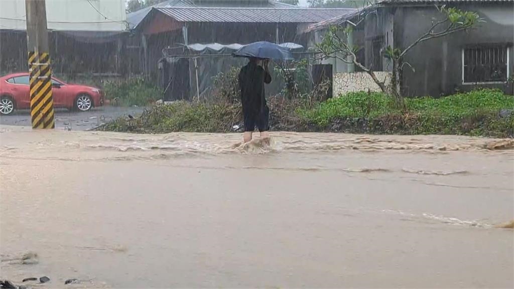 高雄山區泥水淹沒便橋 梅山口部落土石流沖入民宅
