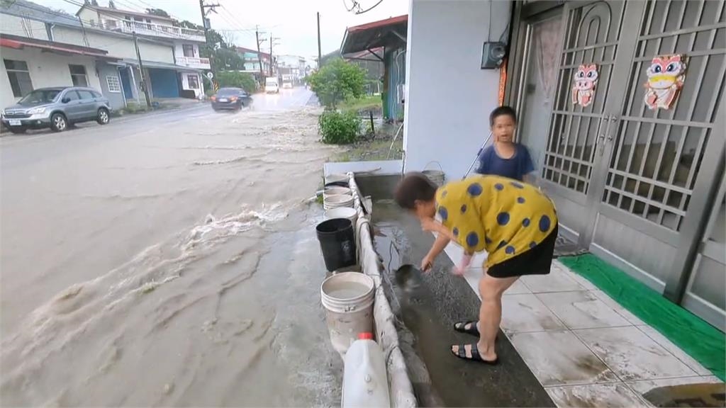高雄山區泥水淹沒便橋 梅山口部落土石流沖入民宅