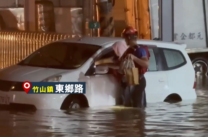 南投大雨!10名製茶師困山區 消防員發射拋繩槍運物資