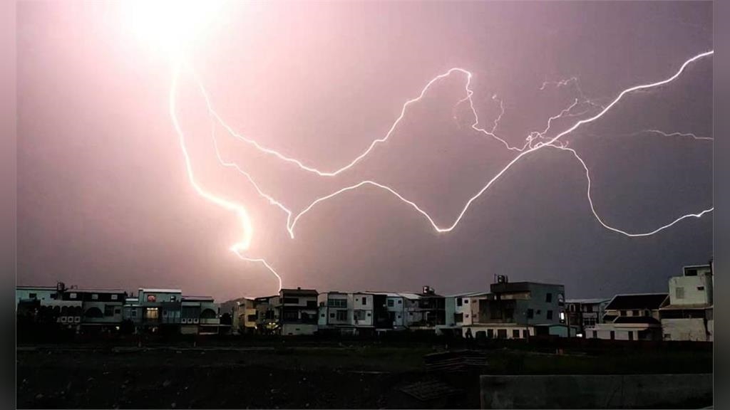 雷神降臨 台東暗夜「驚天閃電」罕見影像曝 雷神降臨 台東暗夜「驚天閃電」罕見影像曝