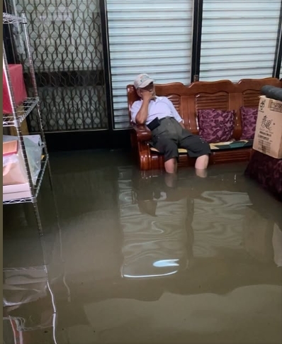 嘉義老家遭灌水!淡定公公爆紅「坐水中泡腳不管照睡」網:淹都淹了