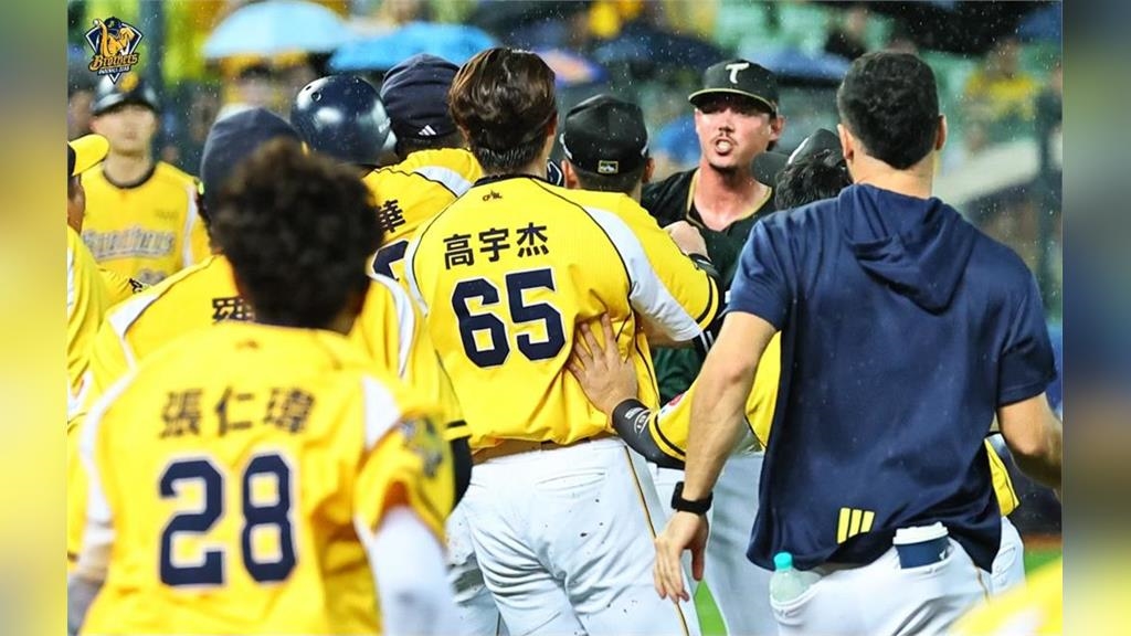 中職(影)/台鋼石萬金爭議觸身球「引爆大場面」!兄弟板凳清空不忍了護航小可愛 中職(影)/台鋼石萬金爭議觸身球「引爆大場面」!兄弟板凳清空不忍了護航小可愛
