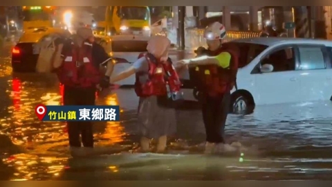南投竹山徹夜下大雨！　消防員徒步救受困女駕駛