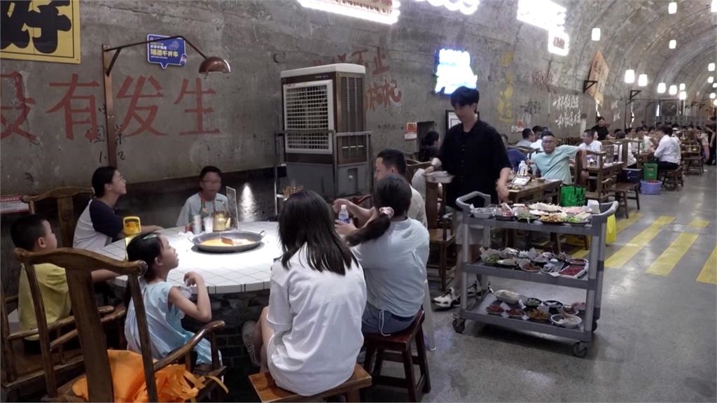 重慶高溫頻破４０度！　民眾防空洞吃火鍋蔚為風潮