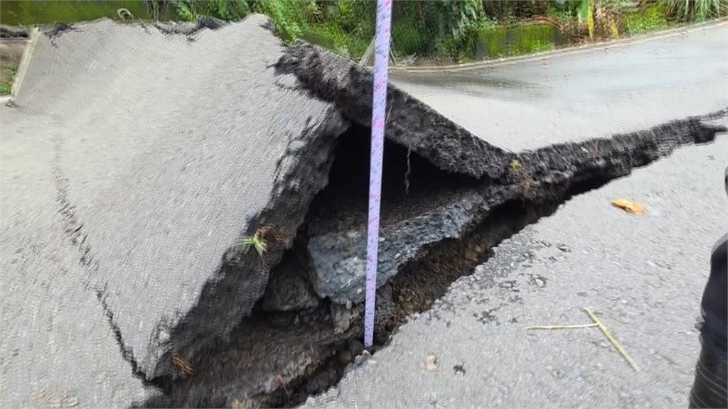 嘉義竹崎鄉觀音瀑布前地層滑動 高低差逾30公分 嘉義竹崎鄉觀音瀑布前地層滑動 高低差逾30公分