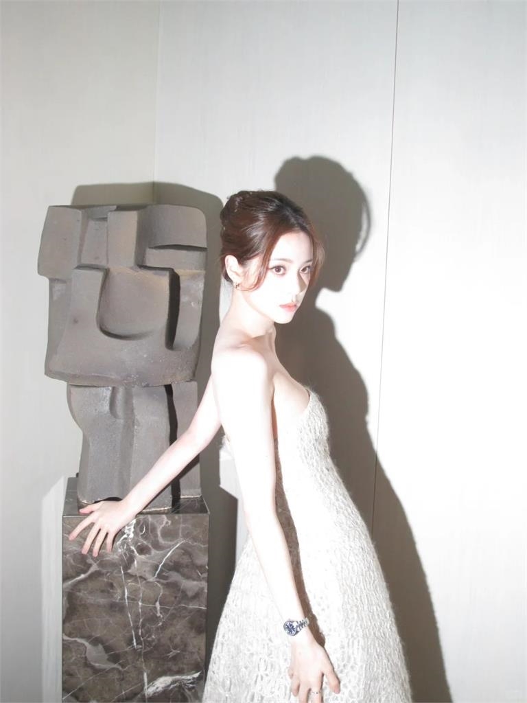 歐陽娜娜中國活動下猛料「絕頂戰袍」大膽抬腿！「底褲全露餡」震撼畫面流出