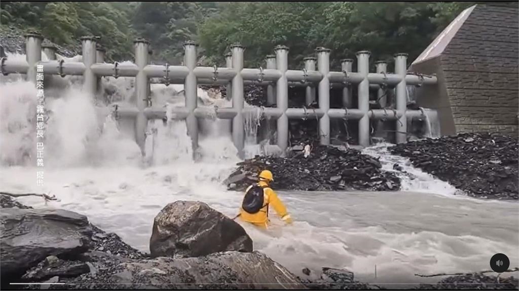 大雨釀坍方!屏東大武村淪孤島 霧台鄉長巴正義冒險涉溪幫送藥 大雨釀坍方!屏東大武村淪孤島 霧台鄉長巴正義冒險涉溪幫送藥
