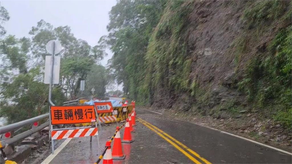 大雨釀坍方!屏東大武村淪孤島 霧台鄉長巴正義冒險涉溪幫送藥