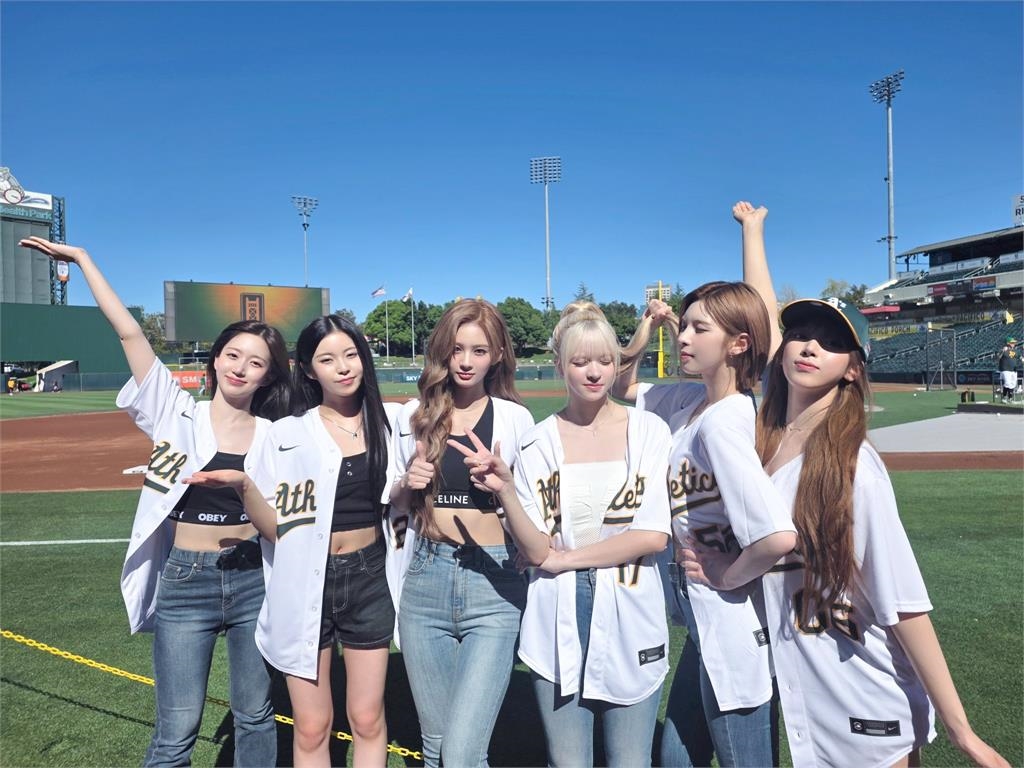 MLB(影)／韓人氣女團NMIXX受邀開球！Lily獻唱美國國歌超強唱功驚豔全場
