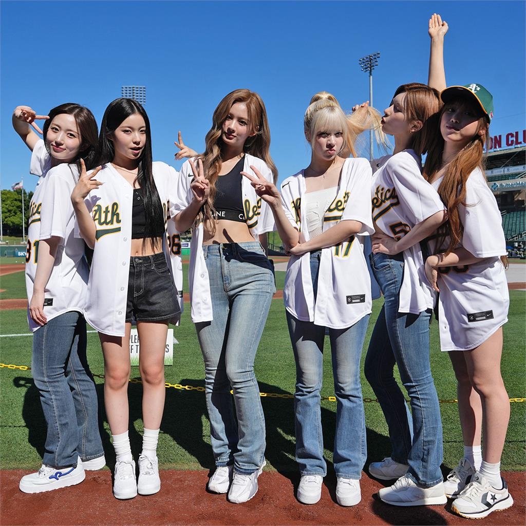 MLB(影)／韓人氣女團NMIXX受邀開球！Lily獻唱美國國歌超強唱功驚豔全場