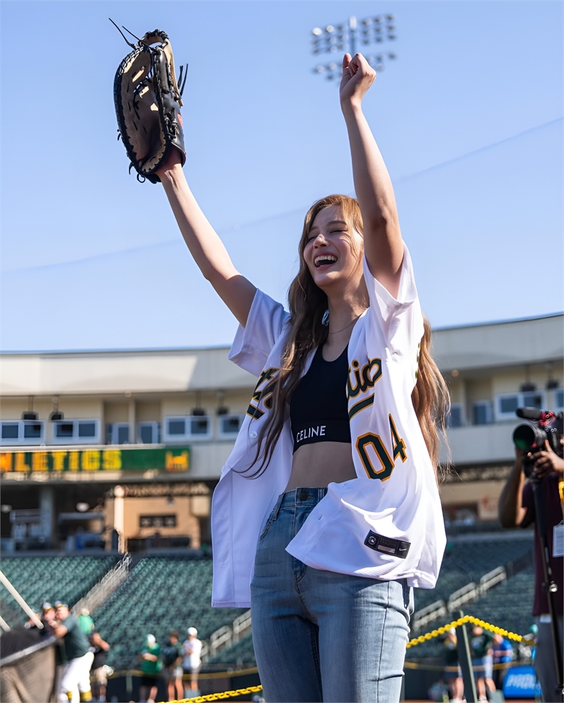MLB(影)／韓人氣女團NMIXX受邀開球！Lily獻唱美國國歌超強唱功驚豔全場