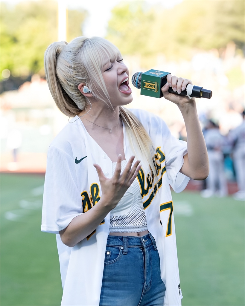MLB(影)／韓人氣女團NMIXX受邀開球！Lily獻唱美國國歌超強唱功驚豔全場