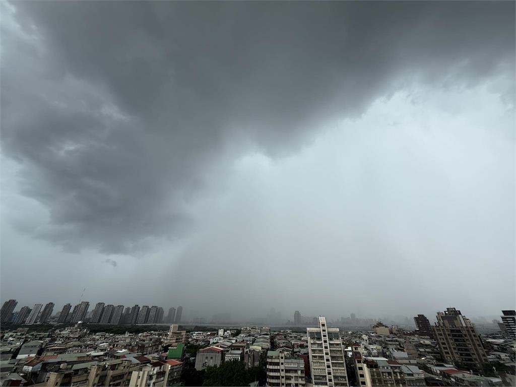 台北出現「一整片雨瀑」驚人畫面曝光了！鄭明典嚇喊：好像開水龍頭
