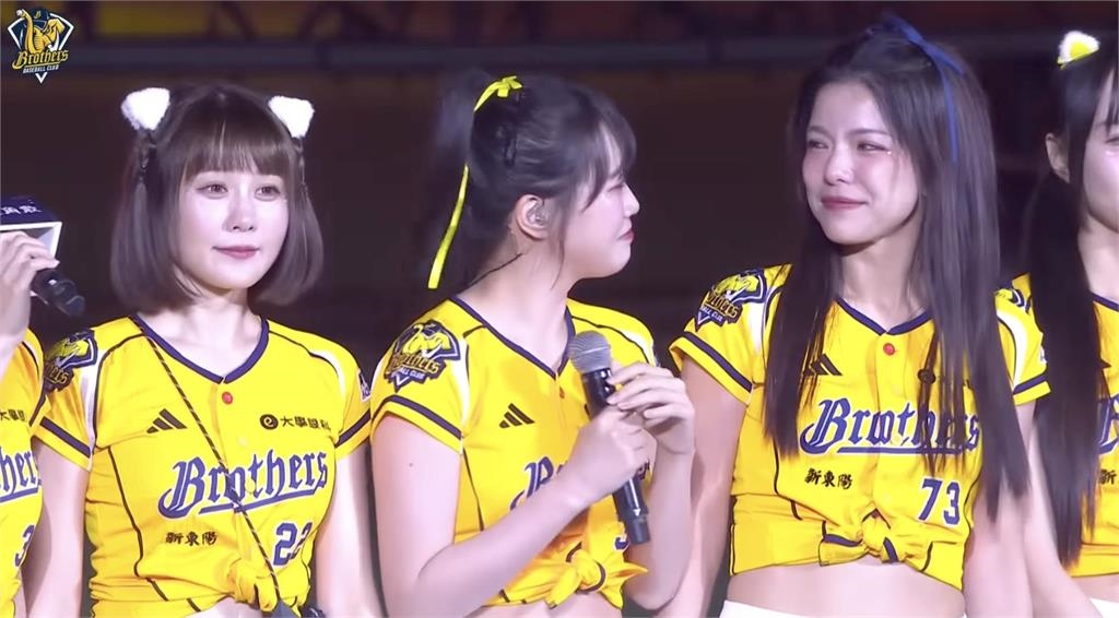 中職(影)／中信兄弟把大巨蛋變KTV包廂！邊荷律唱「這首」中文歌逼哭隊友