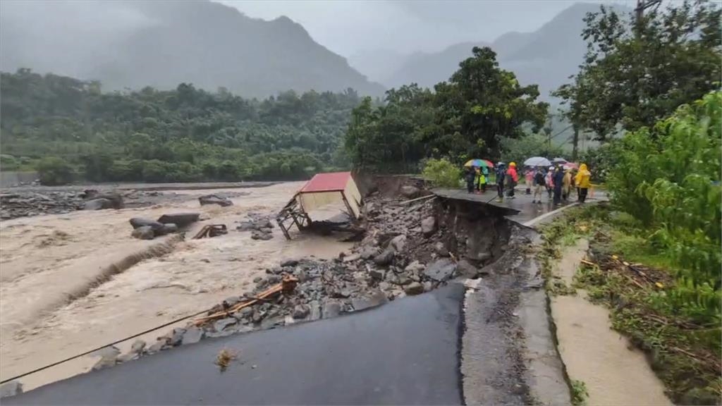 暴漲溪水淹過那瑪夏民生大橋　居民直呼「太恐怖了！」