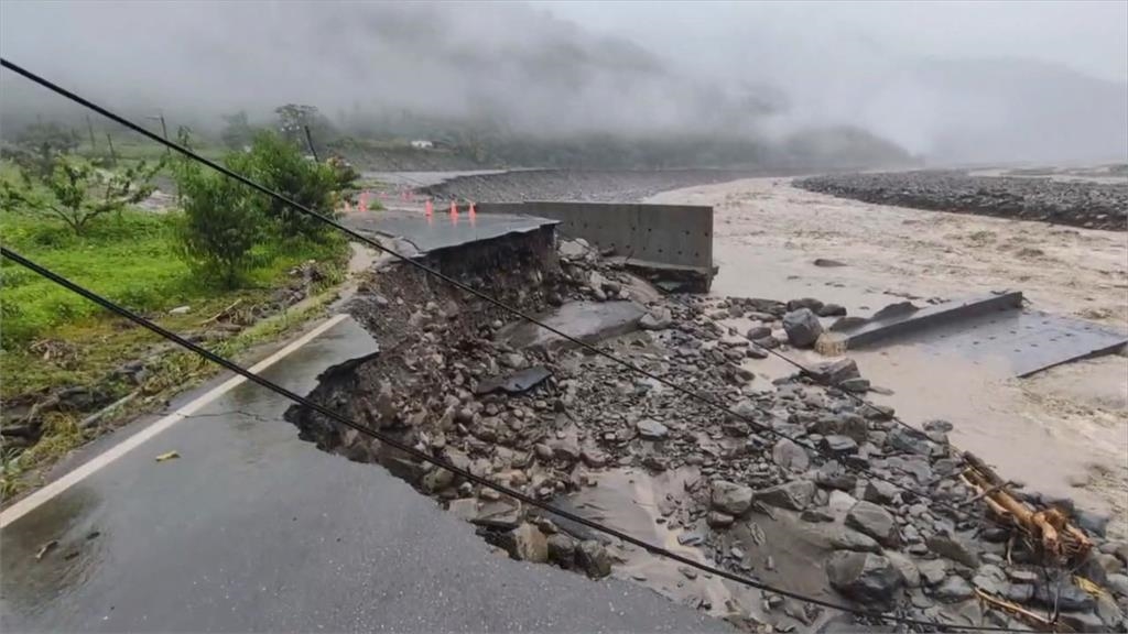 暴漲溪水淹過那瑪夏民生大橋　居民直呼「太恐怖了！」