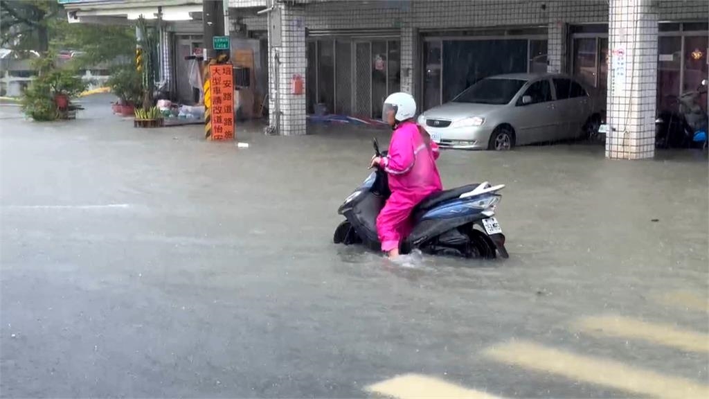 安南大排溢堤水灌民宅　黃偉哲穿青蛙裝涉水視察