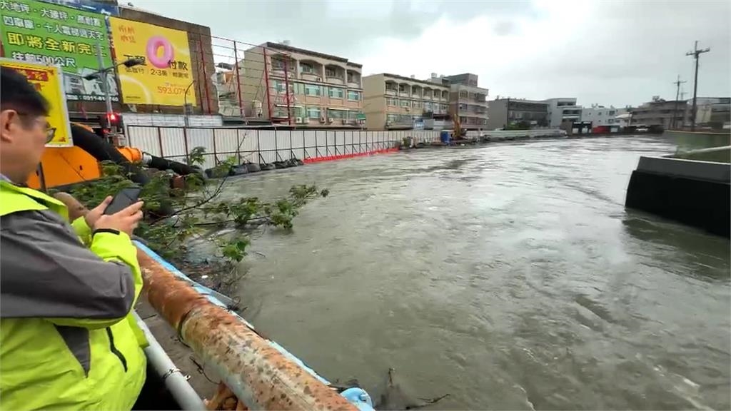 安南大排溢堤水灌民宅　黃偉哲穿青蛙裝涉水視察