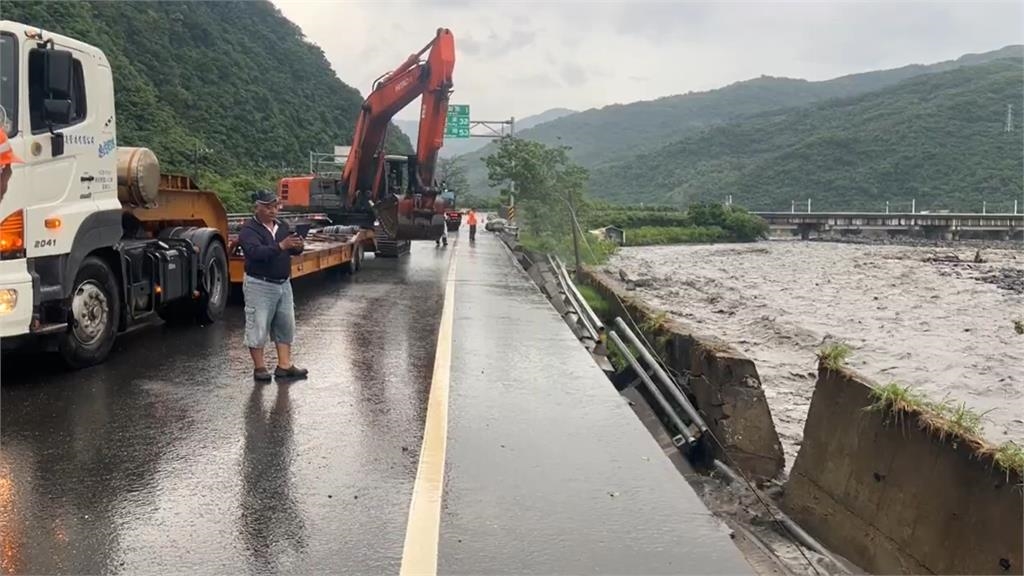 快新聞/暴雨不斷!台東台9線407K路面崩塌 工程人員急丟消波塊搶救