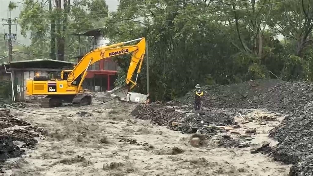 高雄六龜土石流！道路中斷重機具進駐開挖