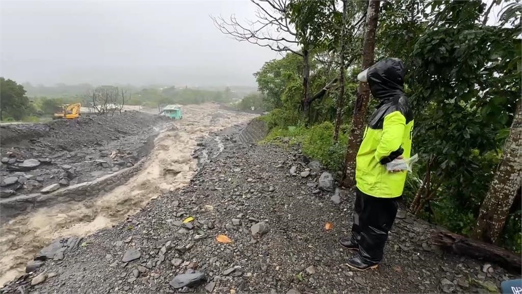 高雄六龜土石流！道路中斷重機具進駐開挖
