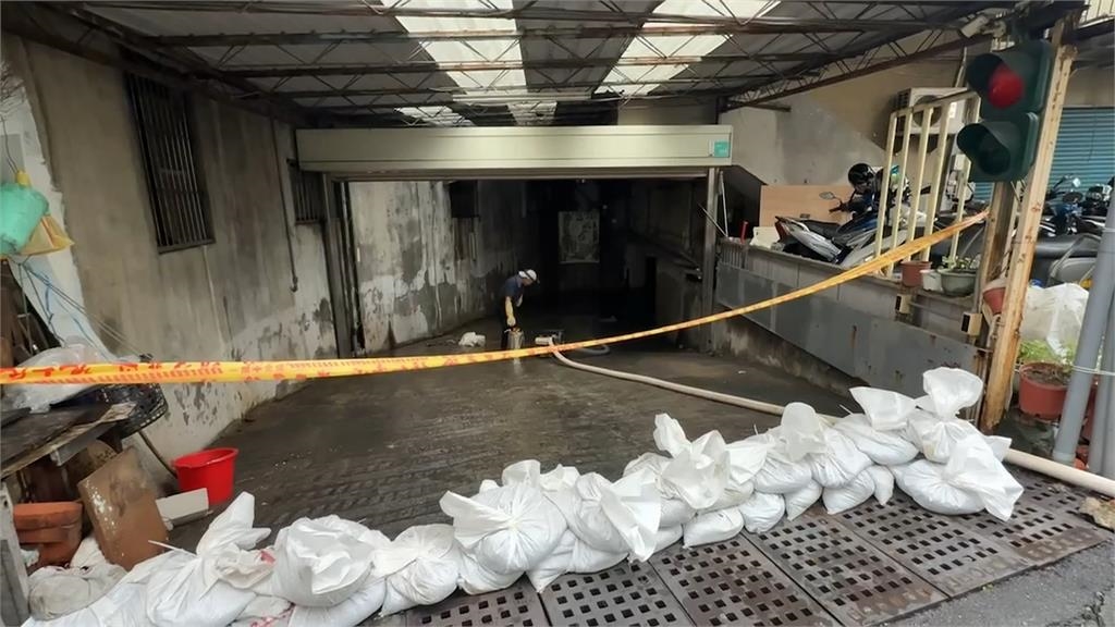 台南雨量驚人！多處地下室淹水成災　愛車慘遭滅頂