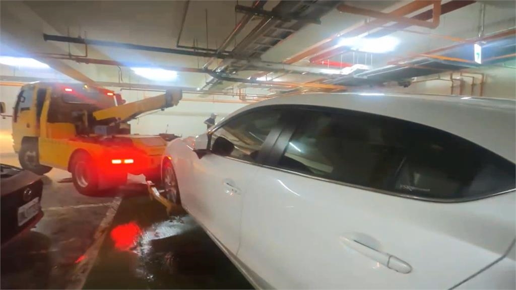 台南雨量驚人！多處地下室淹水成災　愛車慘遭滅頂