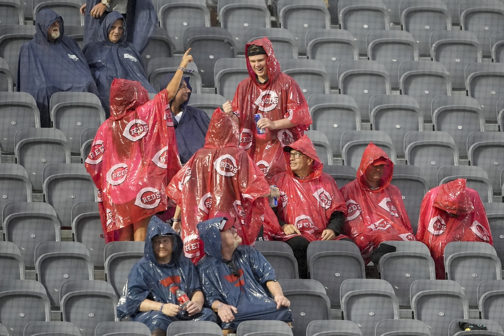 MLB(影)／雨神來攪局!　史上首次在賽車場的「賽道經典賽」被迫延賽