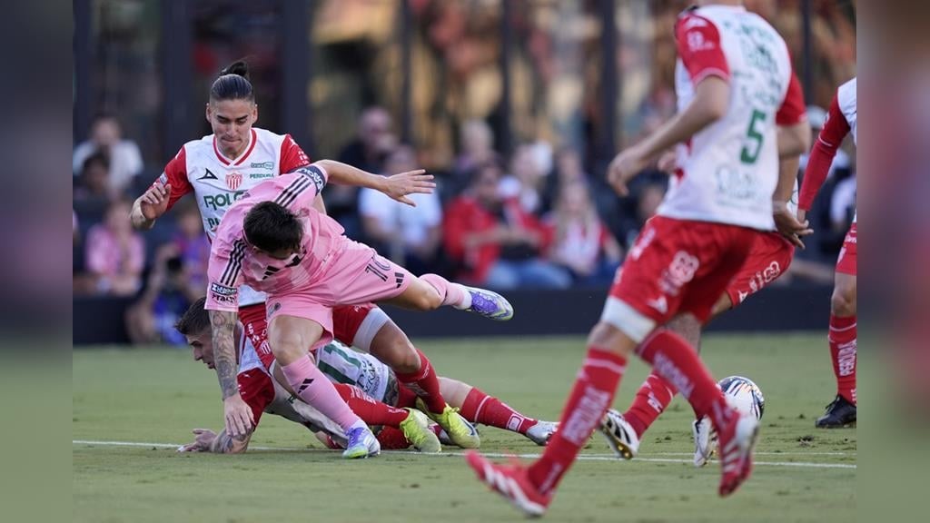 足球(影)／梅西開賽沒多久竟然就傷退!　邁阿密國際球迷心情一度盪到谷底