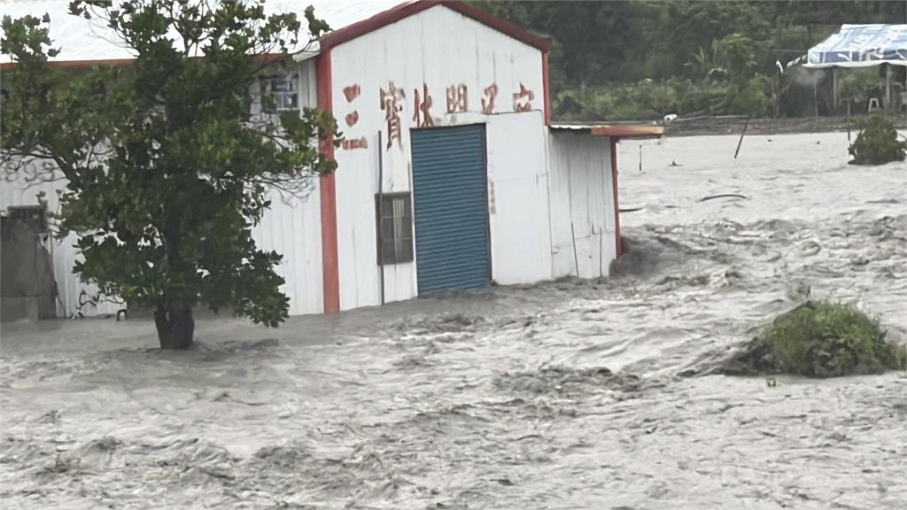 連日雨彈狂炸！台東金崙溪水位暴漲潰堤　水漫民宅慘況曝光