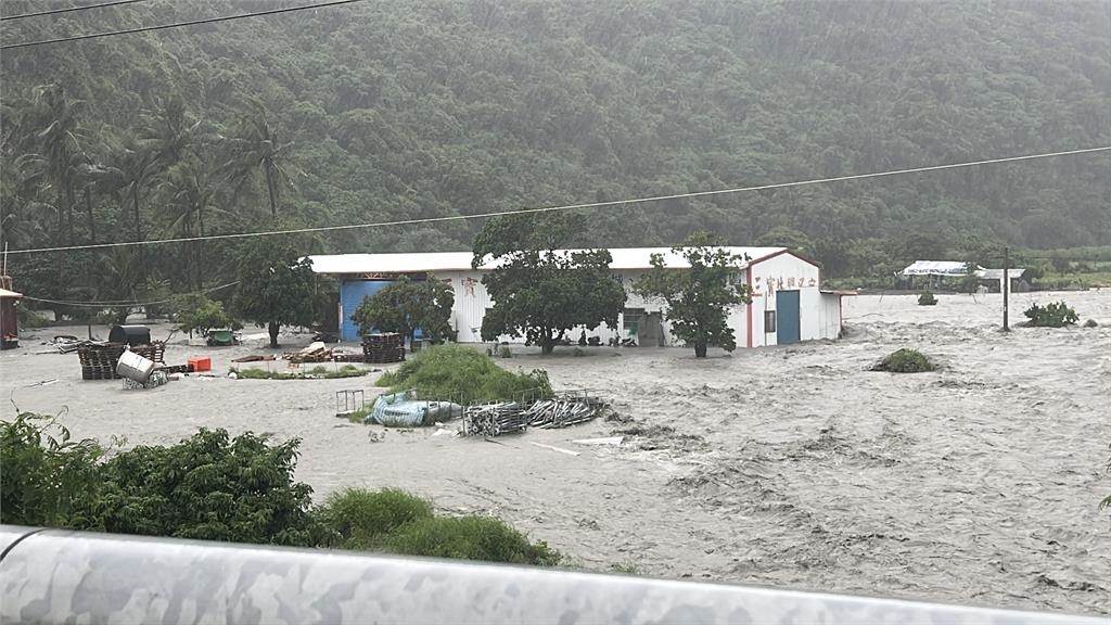 快新聞/連日豪雨釀災!台東金崙溪水位暴漲潰堤 水漫民宅畫面曝