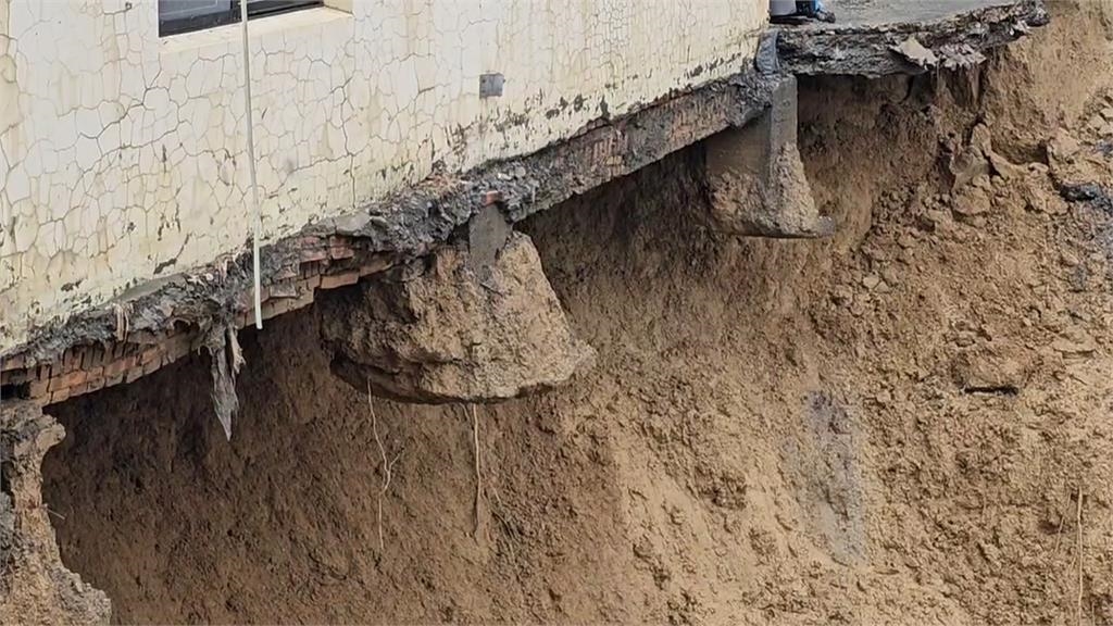 台南柳營山區地基崩塌　　車庫直接崩塌滑落山腳