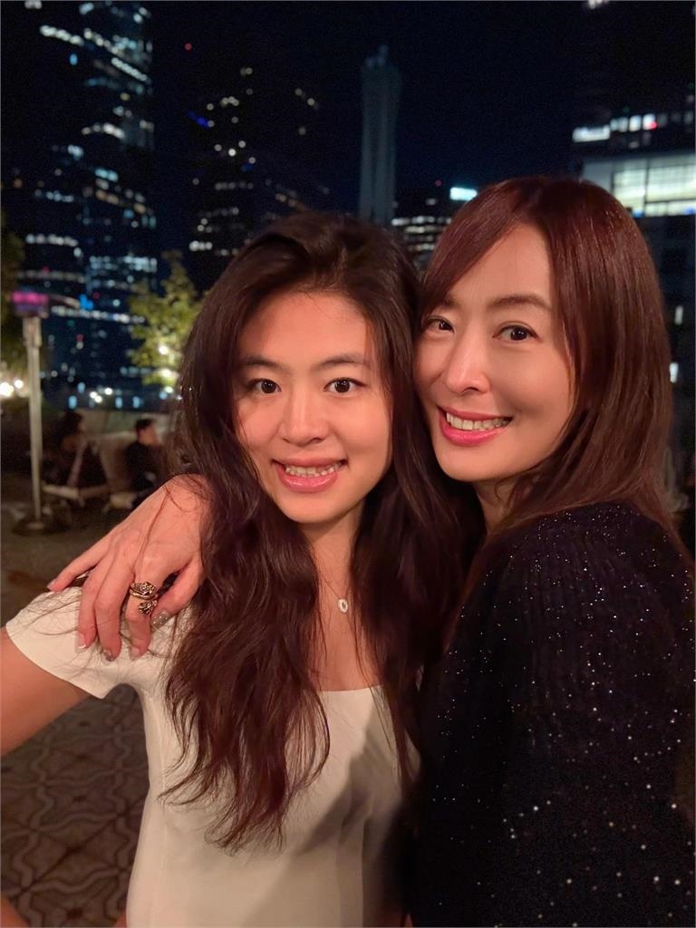賈永婕長女赴美攻讀雙碩士!未來志向竟「沒利潤」淚喊:等妳回來接棒