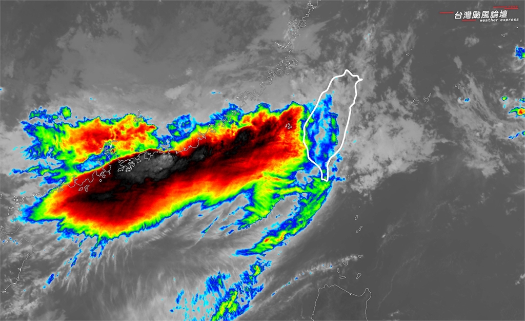 台灣旁邊驚見「整條肥厚雷雨帶」如巨大黑龍！專家示警3地區慎防雨彈