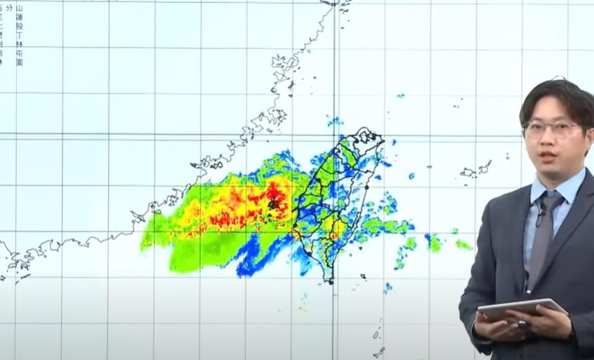 台灣旁邊驚見「整條肥厚雷雨帶」如巨大黑龍！專家示警3地區慎防雨彈