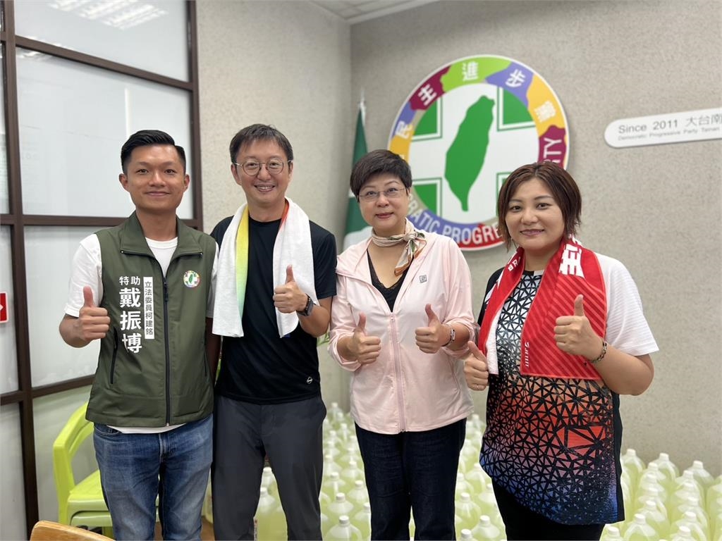 快新聞／豪雨釀災！陳雅惠、江肇國挺進台南   協助居民清理家園