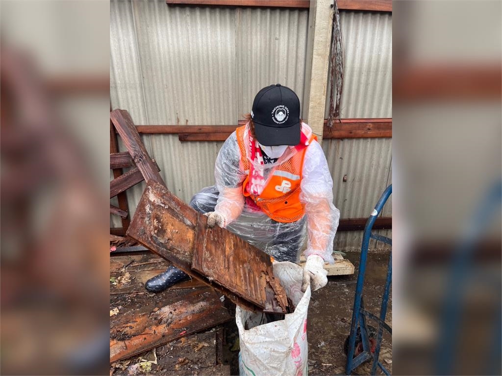 快新聞／豪雨釀災！陳雅惠、江肇國挺進台南   協助居民清理家園