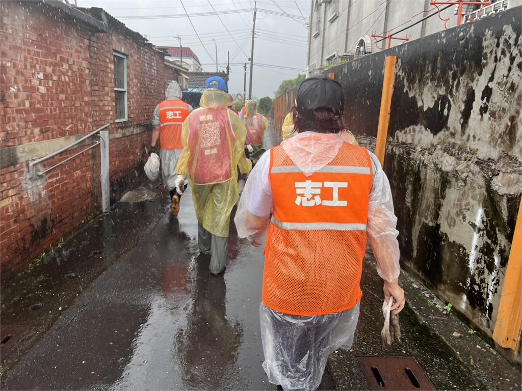 快新聞／豪雨釀災！陳雅惠、江肇國挺進台南   協助居民清理家園