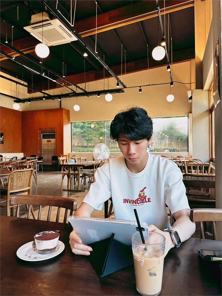 南韓咖啡廳「校對女王」竟是林郁婷！「氣質太反差狀態」5千粉驚了：哇…