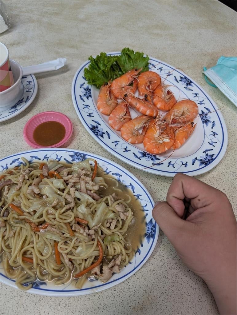 高雄吃10隻蝦要「這價格」顧客傻眼:被當盤子了?網揭真相:陷入迷思了