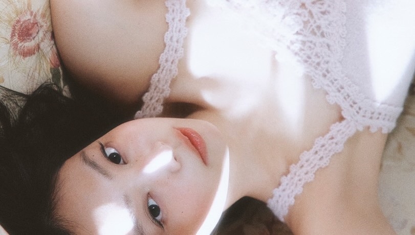 Jennie最新畫報「藕粉蕾絲裝」公開!大玩「性感誘惑」289萬粉嗨洗愛心